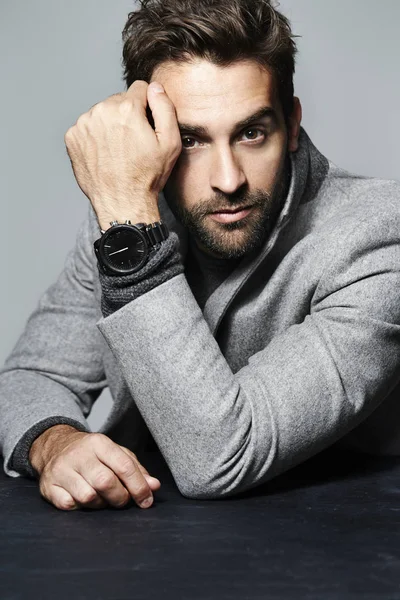 Hombre guapo con reloj de pulsera — Foto de Stock