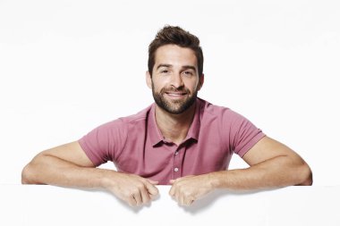 Pembe gömlekli kendine güvenen adam