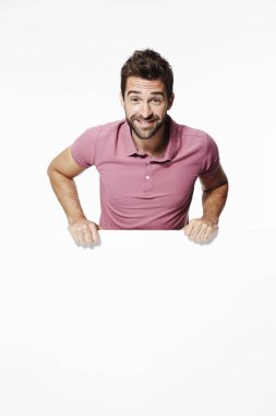 Gülümseyen adam boş kartı tutan