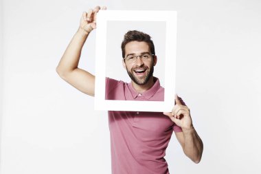 Resim çerçevesi içinde yakışıklı adam