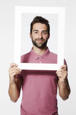 Resim çerçevesi içinde yakışıklı adam