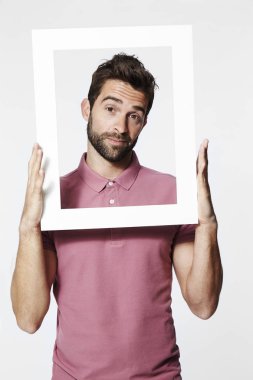 Resim çerçevesi içinde yakışıklı adam
