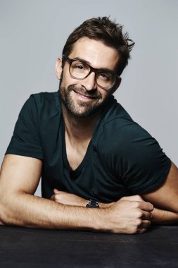 Gözlük gülümseyen adam