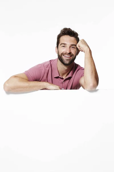 Lächelnder Mann im rosa Hemd — Stockfoto