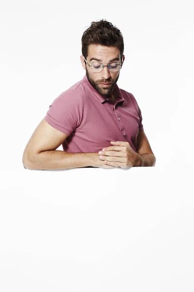 Homem de óculos olhando para o cartão em branco — Fotografia de Stock