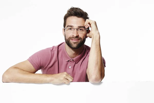 Selbstbewusst lächelnder Mann mit Brille — Stockfoto