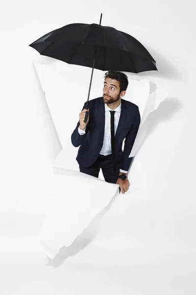 Schöner Geschäftsmann mit Regenschirm — Stockfoto