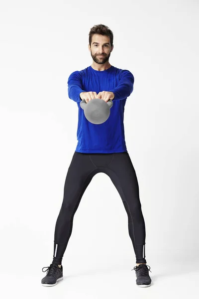 Athlete exercising with kettlebell — Stock Photo, Image