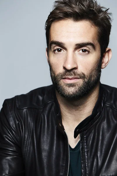 Deri ceketli sakallı adamı 