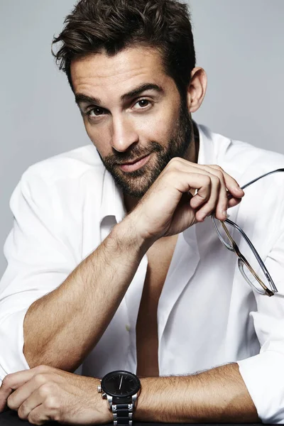 Handsome man holding eyeglasses — Stock Photo, Image