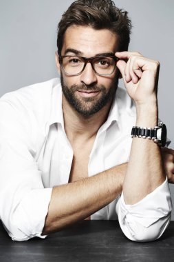 Gözlük yakışıklı gülümseyen adam
