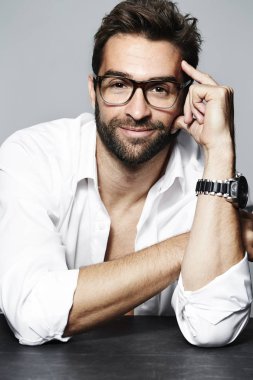 Gözlük yakışıklı gülümseyen adam