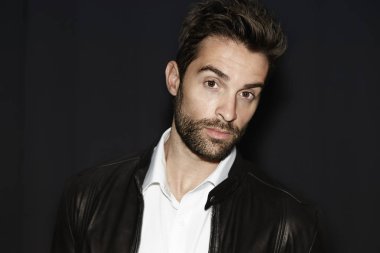 kendinden emin yakışıklı adam