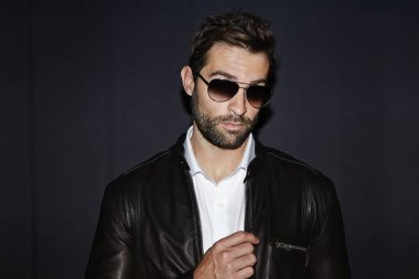 yakışıklı erkek güneş gözlüğü 