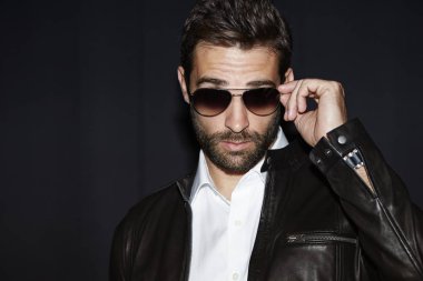 yakışıklı erkek güneş gözlüğü 