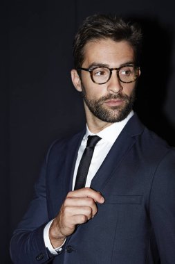 Takım Elbiseli Yakışıklı Adam