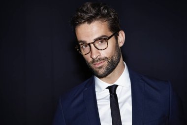 Yakışıklı adam gözlük ve takım elbise