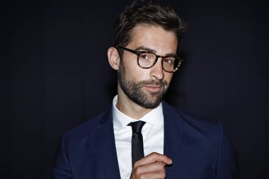 Yakışıklı adam gözlük ve takım elbise