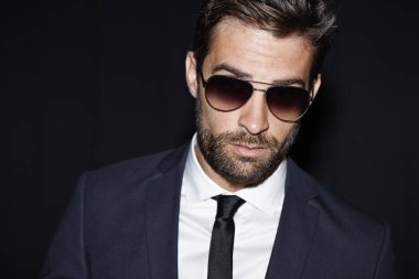 Takım elbiseli sakallı yakışıklı