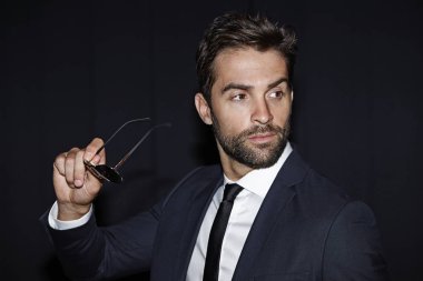 Takım Elbiseli Yakışıklı Adam 