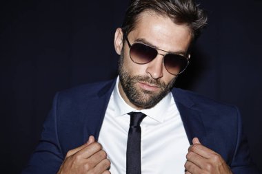 Yakışıklı adam tonları ve takım elbise