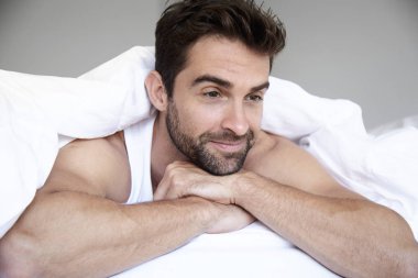 Yakışıklı adam yorgan altında rahatlatıcı