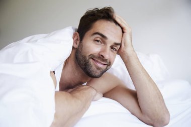 Yakışıklı adam yorgan altında rahatlatıcı