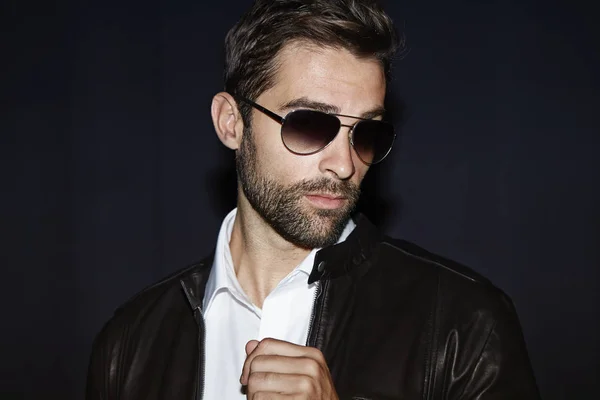 Jóképű férfi napszemüveg — Stock Fotó