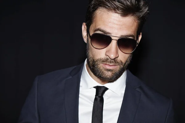 Takım elbiseli sakallı yakışıklı