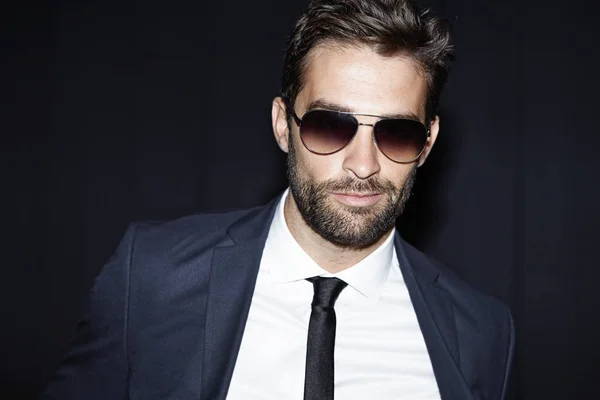 Красивый бородатый мужчина в костюме — Стоковое фото