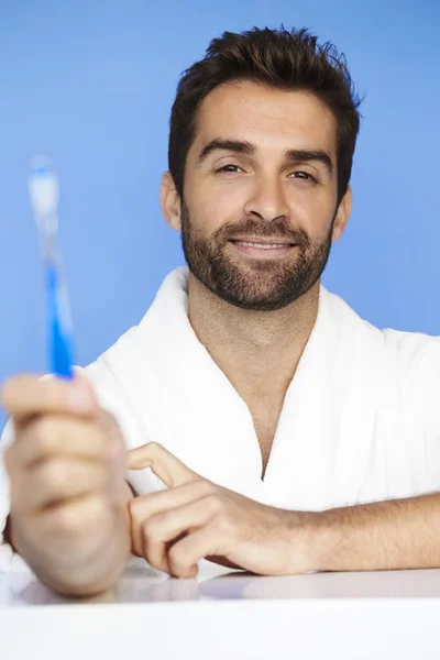 Людина холдингу зубна щітка — стокове фото