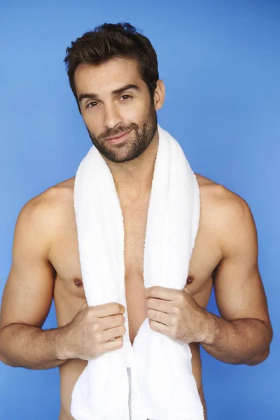 Uomo senza maglietta sorridente con asciugamano — Foto Stock