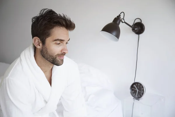 Hombre en albornoz en el dormitorio — Foto de Stock