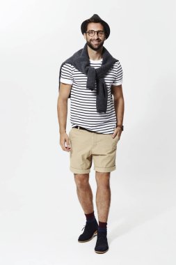 yakışıklı adam gözlük ve şapka