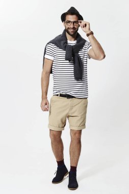 yakışıklı adam gözlük ve şapka