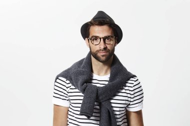 Adam şapka ve gözlük