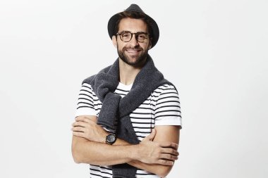 Şapka ve gözlük gülümseyen adam