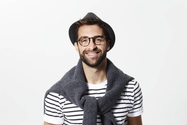 Şapka ve gözlük gülümseyen adam