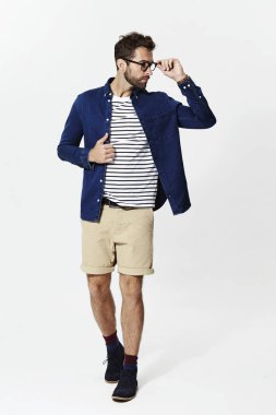 Şort giyen gözlük erkekte