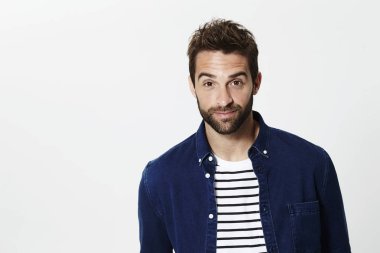 hombre guapo en camiseta