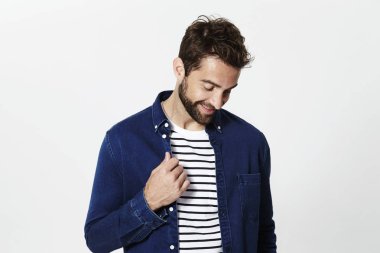 hombre guapo en camiseta