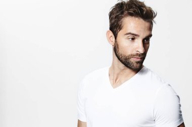 Sakallı adam beyaz t-shirt