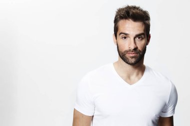 yakışıklı adam beyaz t-shirt
