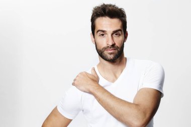 yakışıklı adam beyaz t-shirt