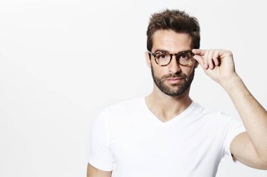 Adam gözlük ve beyaz t-shirt
