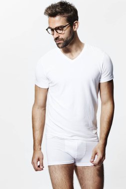 Adam gözlük ve beyaz t-shirt