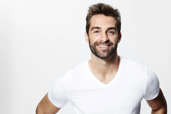 Χαμογελαστός άνθρωπος σε λευκό t-shirt — Φωτογραφία Αρχείου