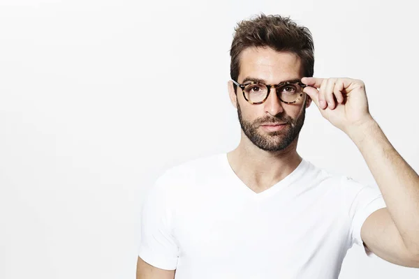 Człowiek w okularach i biały t-shirt — Zdjęcie stockowe