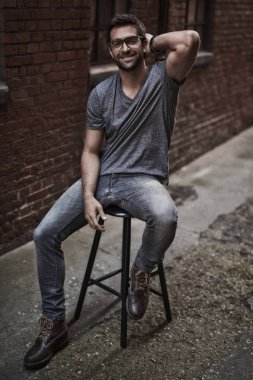 Taburede oturan yakışıklı adam