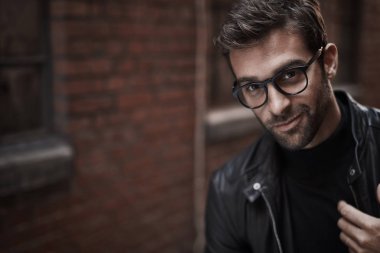 yakışıklı erkek deri ceket 